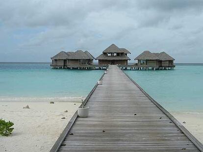 Algunos de los 43 bungalós del <i>resort</i> Huvafen Fushi, en Maldivas.