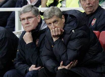 Arsène Wenger, junto a su ayudante Pat Rice, durante el partido de anoche.