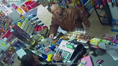 Imagen de Serguéi Skripal captada en una tienda de Salisbury, el pasado 27 de febrero.