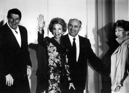 19 de noviembre de 1985. El presidente de los Estados Unidos, Ronald Reagan, y su mujer, Nancy Reagan, recibidos por el presidente soviético, Mijail Gorbachov, y su mujer, Raisa Gorbachov, durante un encuentro de ambos mandatarios en Ginebra (Suiza).