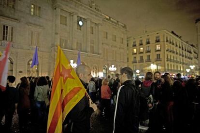 Cien personas se concentraron en la plaza Sant Jaume