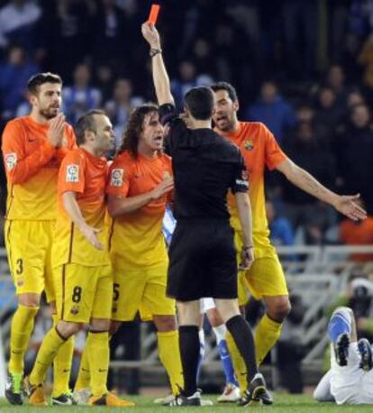 Piqué, Iniesta, Puyol y Busquets protestan ante la expulsión del central en Anoeta