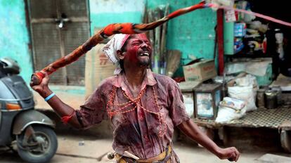 Un hombre se azota a sí mismo para mostrar su devoción a Dios en una calle de Mathura, en Vrindavan (India).
