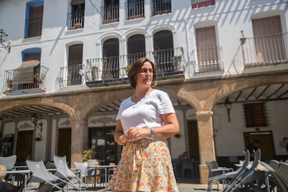 Belén Montalbán, vecina de Altura, explica que la población está con el corazón en vilo por el avance de las llamas.