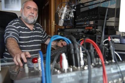 José Alberto Suárez, EA10S en las ondas, detrás de su equipo de radioaficionado en A Zapateira (A Coruña).