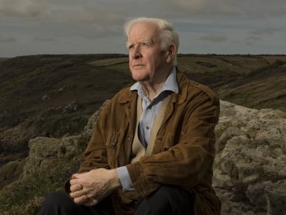 John le Carré en su casa de Penzance, Cornualles, Inglaterra en el Reino Unido.