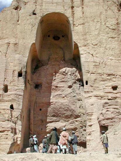 Unos soldados observan el hueco que antes ocupaban los budas gigantes de Bamiyán (Afganistán), destruidos por orden de los talibanes, que los consideraban no ajustados a sus preceptos islámicos.