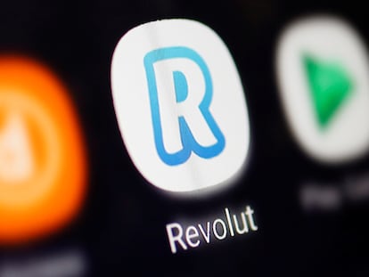 Logo de Revolut en la pantalla de un dispositivo electrónico.