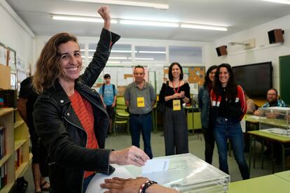 La cabeza de lista de la CUP por Barcelona, Laia Estrada, vota en la Escola Rubió i Ors este domingo en Reus.