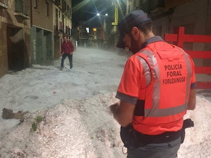 Un agente de Policía Foral colabora ante las afecciones por la fuerte granizada caída sobre las localidades riberas de Fitero, Corella y Cintruénigo (Navarra), la madrugada de este domingo.
