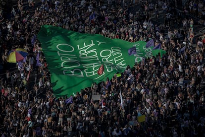 Una manifestación a favor del aborto legal en la Plaza Baquedano en Santiago de Chile.