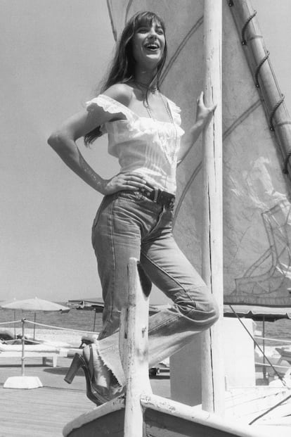 Jane Birkin con un simple pantalón vaquero nos sigue inspirando. Y puede presumir de dar nombre a uno de los bolsos más deseados de Hermés.