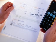 Un hombre mira las facturas de la luz en su casa, en Madrid