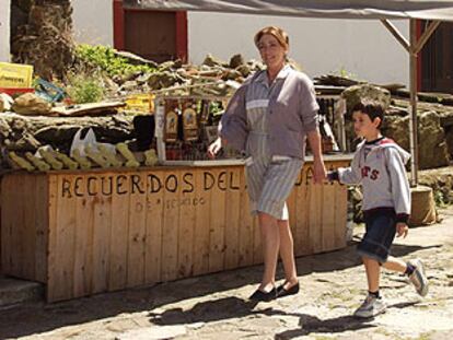 Carmen Maura y el joven actor Santiago Barón.