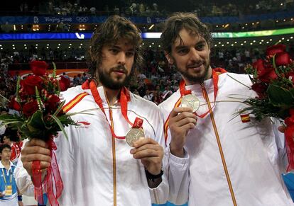 En la imagen, Marc y Pau posan con la medalla de plata de los Juegos Olímpicos de Pekín, en 2008, tras caer contra EEUU por 107-118. El de en medio de los Gasol (tienen un tercer hermano, que también juega) acababa de aterrizar en el mismo equipo en que lo hizo su hermano, los Memphis Grizzlies, y había firmado una buena temporada como 'rookie', resultando el 6º mejor.