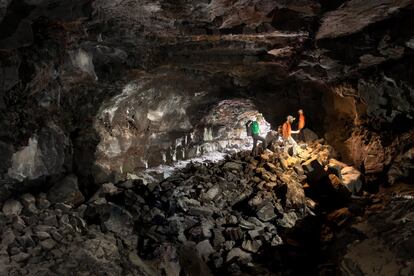 El equipo del proyecto Pangea, en un túnel de lava de Lanzarote.
