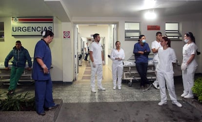 Funcionários do hospital San Juan de Dios, em La Ceja, aguardam a chegada de feridos depois do acidente aéreo nos arredores do aeroporto José María Córdova, em Medellín. Aeronave boliviana tinha 81 pessoas a bordo.