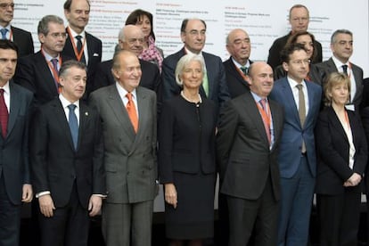 Foto de familia del foro celebrado en Bilbao con el Rey y los dirigente políticos en primer plano y, detrás, los empresarios.