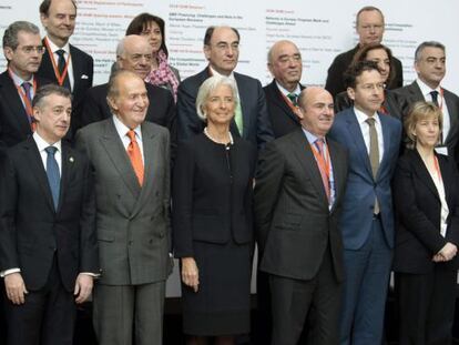 Foto de familia del foro celebrado en Bilbao con el Rey y los dirigente políticos en primer plano y, detrás, los empresarios.