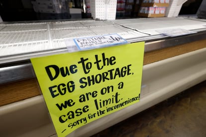 Un cartel avisa del límite en la compra de huevos por la escasez en un supermercado de Alameda (California).