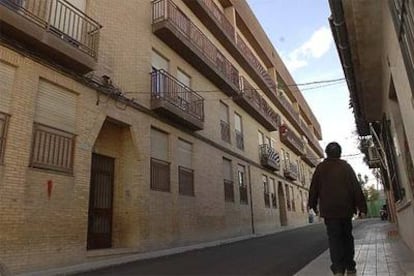 Edificio del que han huido 24 vecinos y sus familias tras ser amedrentados.