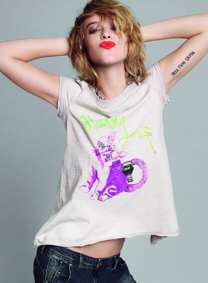 Con sólo 19 años, la hija de Melanie Griffith y Don Johnson ha demostró que es toda una modelo. Dakota Johnson ha prestado su imagen a la firma española Mango, y ha posado para el nuevo catálogo con aire desenfadado y <i>look</i> rockero ante el fotógrafo Txema Yeste. Johnson empezó su carrera como modelo el año pasado, y ya ha sido, incluso, portada de <i>Vogue</i>. "Es un honor trabajar con Mango", ha dicho la joven modelo. "Creo que la colección es genial; muy <i>chic</i> y elegante, a la vez que <i>cool</i> y muy <i>casual</i>".