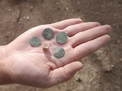 Cuatro de las monedas y dado encontrados en el castillo de Montsoriu.