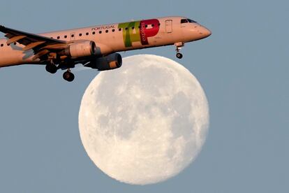 A TAP Air Portugal airplane during the approach to the Lisbon airport.
