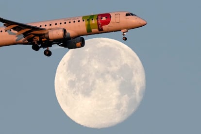 Un avión de TAP durante la aproximación al aeropuerto de Lisboa, este martes.