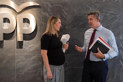 Alberto Núñez Feijóo y Alma Ezcurra, este lunes, en la sede del PP de Génova en Madrid, plan de inmigración en pugna con Vox.