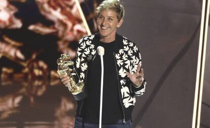 Ellen DeGeneres recibe un premio en los MTV Video Music Awards, en 2017.