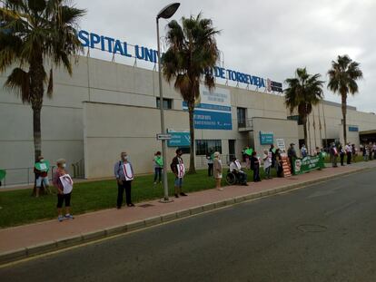 Protesta de la plataforma por la salud pública ante el Hospital de Torrevieja.