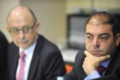 El presidente de la Federación Nacional de Trabajadores Autónomos (ATA), Lorenzo Amor(d), junto al ministro de Hacienda y Administraciones Públicas, Cristóbal Montoro(i). EFE/Archivo