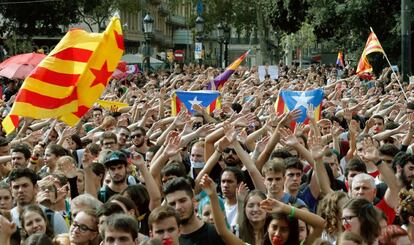 Protesta de estudiantes contra las cargas policiales, este lunes en Barcelona.