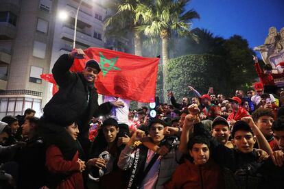 Seguidores de la selección de fútbol de Marruecos celebran la victoria de su equipo en la plaza de Fontenay, en Alicante. 