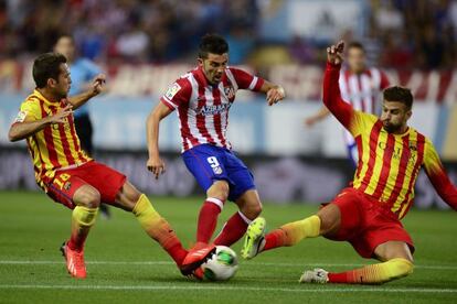 Jordi Alba y Piqué tratan de cortar un avance de Villa.