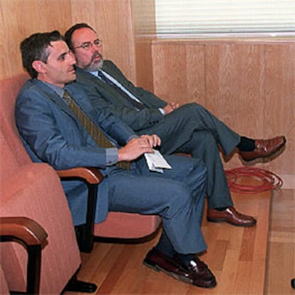 Eduardo Tamayo (en segundo trmino) y su abogado, ayer, en la Asamblea de Madrid.