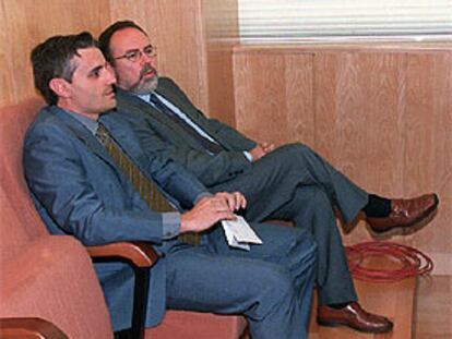 Eduardo Tamayo (en segundo término) y su abogado, ayer, en la Asamblea de Madrid.