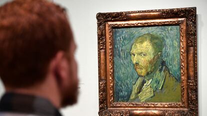 Un visitante observa un autorretrato de Van Gogh en el museo del artista en Ámsterdam, el 20 de enero de este año.