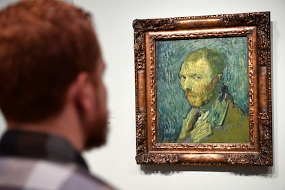Un visitante observa un autorretrato de Van Gogh en el museo del artista en Ámsterdam, el 20 de enero de este año.