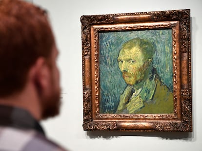 Un visitante observa un autorretrato de Van Gogh en el museo del artista en Ámsterdam, el 20 de enero de este año.