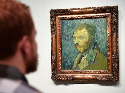 Visitante observa autorretrato de Van Gogh no museu dedicado ao artista em Amsterdã, em 20 de janeiro deste ano.