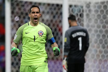 Claudio Bravo celebra una de sus paradas ante Portugal en la tanda de penaltis.