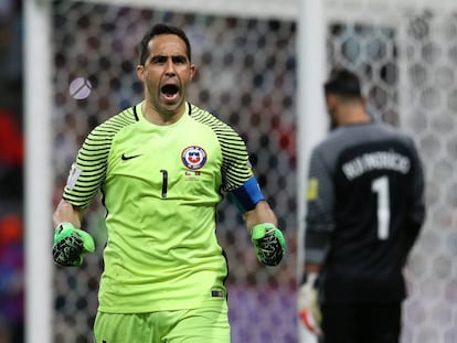 Claudio Bravo celebra una de sus paradas ante Portugal en la tanda de penaltis.