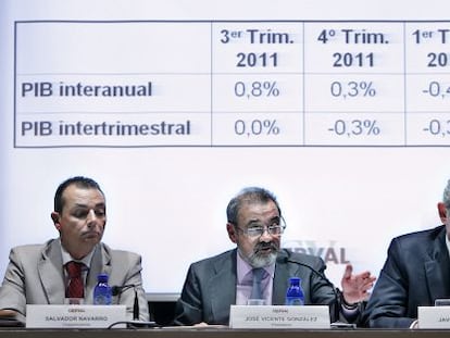 Jos&eacute; Vicente Gonz&aacute;lez, en la asamblea de Cierval, entre Salvador Navarro (presidente de la CEV) y Javier L&oacute;pez Mora, secretario general de Cierval. 