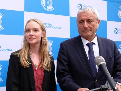 Beatriz Hevia, presidenta del consejo constitucional, junto a Aldo Valle, vicepresidente