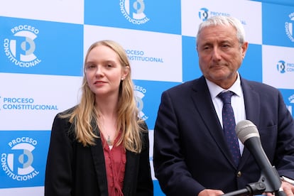 Beatriz Hevia, presidenta del consejo constitucional, junto a Aldo Valle, vicepresidente