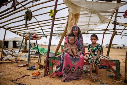 Una mujer maliense y sus dos nietas refugiadas en el campo de Goudebou, cerca de Dori, en el norte de Burkina Faso, en 2019.