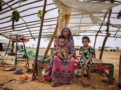 Una mujer maliense y sus dos nietas refugiadas en el campo de Goudebou, cerca de Dori, en el norte de Burkina Faso, en 2019.