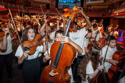 Los integrantes de la orquesta SEYO celebran juntos la reunión de 2018 en Birmingham (Reino Unido).